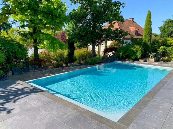 Piscine extérieure en construction avec escalier immergé à trois marches en béton