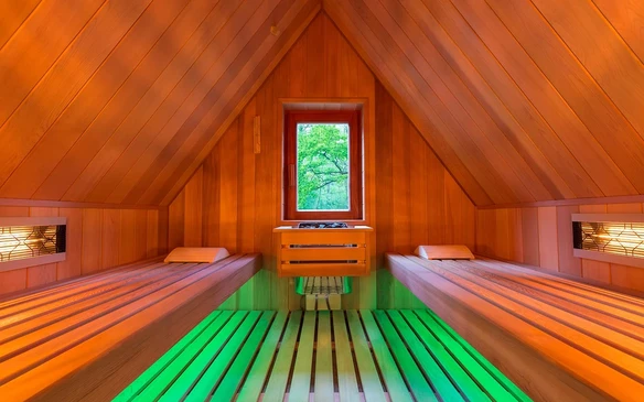 Espace extérieur de détente avec spa jacuzzi en bois de cèdre sur terrasse circulaire